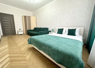 Сдаю в аренду трехкомнатную квартиру, 90 м2, Калининград, улица Багратиона, 121
