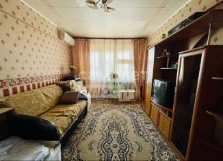 Продам четырехкомнатную квартиру, 57 м2, Астрахань, Советский район, улица Дубровинского, 68к2