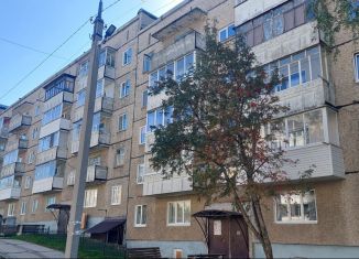 Продается двухкомнатная квартира, 50 м2, поселок городского типа Верхние Серги, улица Партизан, 7