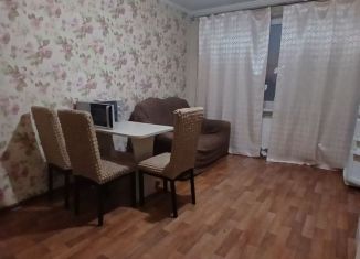 Сдам в аренду 2-ком. квартиру, 65 м2, Крымск, улица Надежды, 1