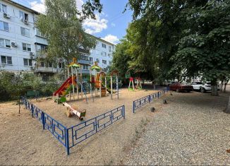 Продается трехкомнатная квартира, 64 м2, Краснодар, улица Селезнёва, 180, Карасунский округ