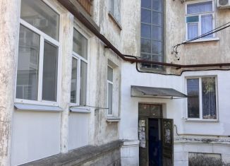 Продам 2-ком. квартиру, 56 м2, Севастополь, улица Адмирала Макарова, 19