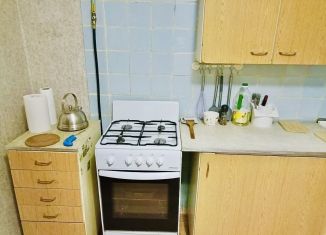 Сдам в аренду 1-ком. квартиру, 40 м2, Колпино, улица Коммуны, 3