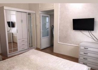 Сдам в аренду 1-комнатную квартиру, 42 м2, Крым, улица Мухина, 44