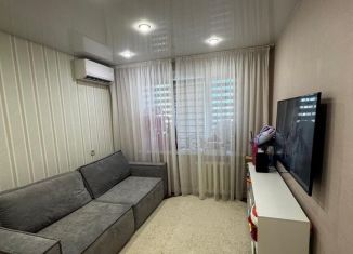 Продаю 1-ком. квартиру, 36 м2, Копейск, улица Волкова, 2