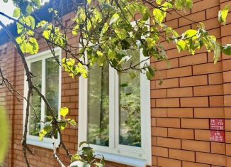 Продается 2-ком. квартира, 40 м2, Армавир, улица Розы Люксембург, 38