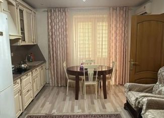 Сдается трехкомнатная квартира, 75 м2, Грозный, улица Хамзата У. Орзамиева, 17