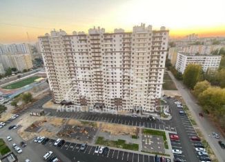 Продаю 2-ком. квартиру, 54.6 м2, Волгоград, улица Расула Гамзатова, 21, ЖК Шоколад