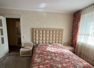 Сдам в аренду трехкомнатную квартиру, 75 м2, Кисловодск, улица Еськова, 1