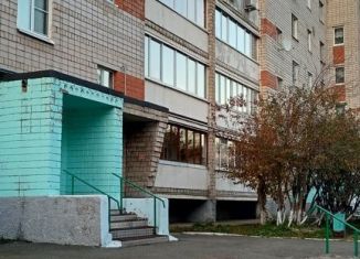 Продам 4-комнатную квартиру, 76.4 м2, Удмуртия, улица Холмогорова, 33