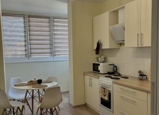 Сдается однокомнатная квартира, 50 м2, Калининград, улица Александра Суворова, 59