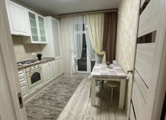 Сдача в аренду 2-ком. квартиры, 55 м2, Батайск, Комсомольская улица, 133к4