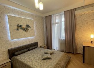 Аренда 3-ком. квартиры, 100 м2, Крым, улица Тренёва, 21