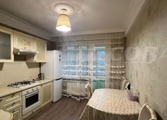 Сдается трехкомнатная квартира, 80 м2, Каспийск, улица Ленина, 41