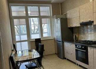 Аренда 3-ком. квартиры, 99 м2, Симферополь, проспект Кирова, 49, Киевский район