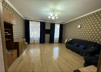 Сдается трехкомнатная квартира, 90 м2, Армавир, улица Маркова, 79