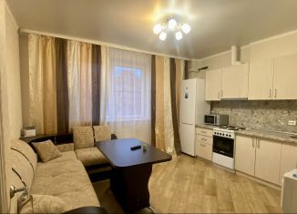 Сдача в аренду двухкомнатной квартиры, 60 м2, поселок городского типа Афипский, улица 50 лет Октября, 38