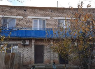 Продается четырехкомнатная квартира, 87 м2, Калмыкия, Школьная улица, 1