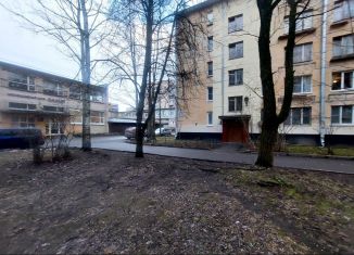 Продается трехкомнатная квартира, 42 м2, Санкт-Петербург, метро Проспект Ветеранов, улица Лётчика Пилютова, 4к2